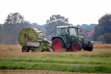 Traktor mit Heuballenmaschine_1.JPG